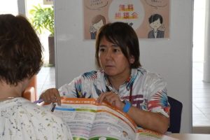 相談会で認知症のことなどについて説明する嶌田さん（正面）＝24日、市役所