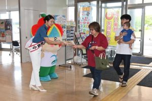 観光アンバサダー小林さんが救急の日をＰＲするチラシを来庁者に手渡した＝８日、市役所入り口