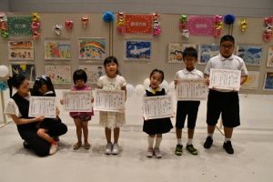 こども絵画コンクールで入賞した皆さん＝27日、市未来創造センター