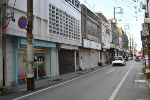 宮古島市内の商業地で最高価格となった「平良字西里根間２４６番地」＝平良西里通り