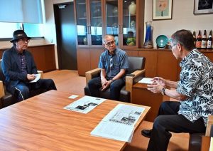 嘉数市長（中央）に記念碑建立１５０周年式典の開催を要請した下地会長（左）、垣花副会長＝19日、市役所