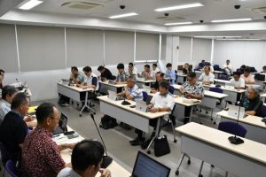 市当局からの議案説明に耳を傾ける市議ら=3日、市議会全員協議会室