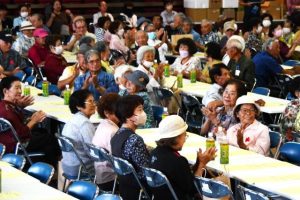 市主催の敬老会を楽しむ皆さん＝11日、城辺公民館