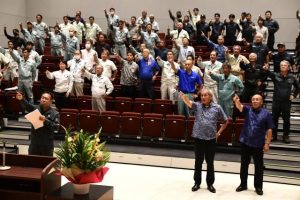 指差し唱和で安全衛生への取り組みを誓う参加者ら＝3日、市未来創造センター多目的ホール