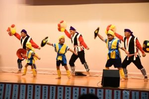 保良のヨンシーを披露する保良自治会の皆さん＝７日、城辺地区公民館