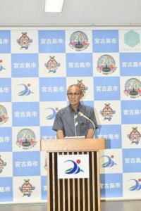 プロジェクトチーム設置を発表した嘉数市長=5日、市役所
