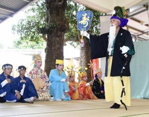 長寿の大主が妻や子、孫を連れ豊穣や豊年を感謝して踊った塩川の「正日）＝９月30日、塩川・ピトゥマタ御願所