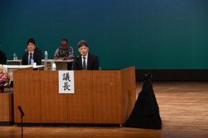 ４期連続の赤字が報告された宮古製糖の第期株主総会＝19日、マティダ市民劇場