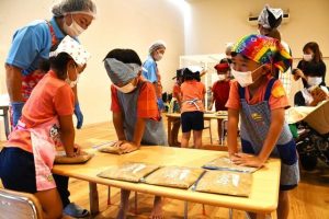 宮古みそを押さえつけて柔らかくする園児たち=18日、うららか保育園