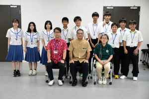 宮城教育長に国際交流の報告を行った下地中の生徒たち＝４日、市役所