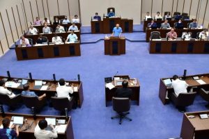 一般質問初日には5氏が登壇し市長の政治姿勢などについて質問した=22日、市議会議場