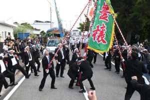 男性らが集落内を練り歩き五穀豊穣と子孫繁栄を祈願したパレード＝23日、平良西原