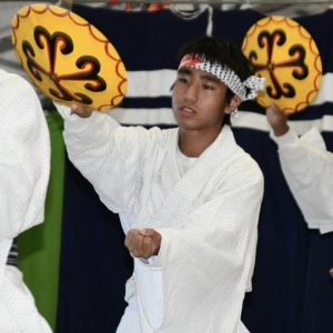 練習を重ねてきた二才踊りを堂々と披露した与那嶺さん＝29日、多良間仲筋