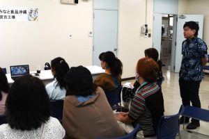 阿波連次長（右）の説明を聞いて職場の動画に見入る参加者＝26日、ハローワーク宮古