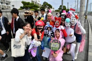 キャラクターに扮し市内を練り歩いた生徒たち＝25日、宮古高校前