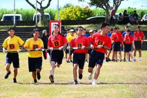 5人が力を合わせて取り組んだ「台風の目」＝13日、上野中学校