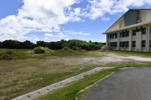 26年中に供用開始を目指すプールが建設される予定地=7日、伊良部島小中学校