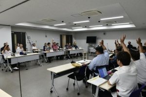 24年度決算に対する審議が行われた市議会予算決算委員会＝17日、全員協議会室