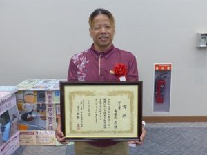 優秀勤労障がい者として表彰された喜屋武さん＝１日、那覇市