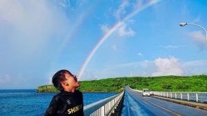 一般の部で市長賞に輝いた下地和幸さんの作品「口から虹出せる息子」（宮古写真協会提供）