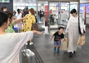 帰省者を迎える家族らの姿が見られた＝４日、宮古空港