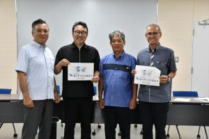 島の子未来応援基金をPRする藤澤会長(左から2人目)ら=5日、市役所