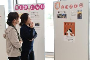 パネル展を見る市民＝２日、市役所