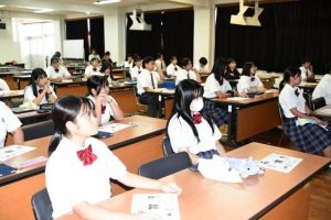 真剣に話を聞く生徒たち＝17日、宮古総合実業高校