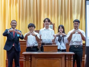 副会頭賞に選ばれた北山高校。賞状を手にする平戸さん(中央)=8月25日、国会議事堂(提供)