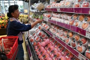 果物コーナーは供え物として人気のある桃などが並べられていた＝3日、マックスバリュ宮古南店