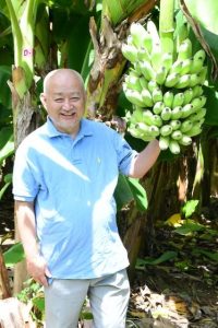 無農薬で栽培しているブルートバナナと長久保施設長＝18日、大きな和同士会宮古島ダルク