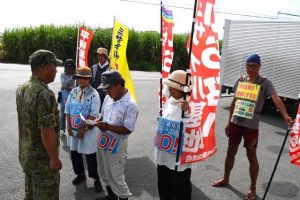 声明文を読み上げる仲里共同代表＝11日、陸上自衛隊宮古島駐屯地