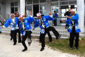 楽しくクイチャーを踊る参加者＝22日、池間島・水浜広場