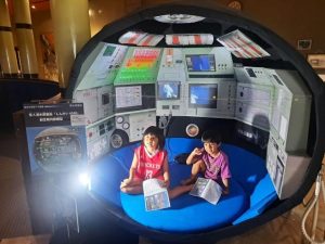 コックピットの模型を見学する子供たち＝８月31日、市総合博物館
