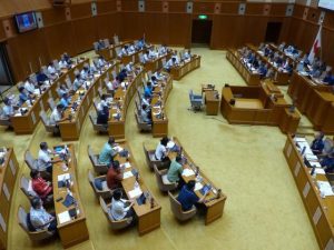 宿泊税の条例案が全会一致で可決された県議会９月定例会＝18日、県議会本会議場