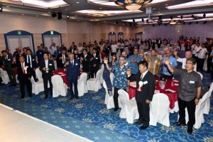 約２００人が出席し70周年の節目を祝った記念式典・祝賀会＝20日、ホテルアトールエメラルド宮古島