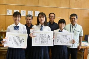 入賞した（写真前列左から）前里さん、前田さん、西里さん＝12日、城東中学校
