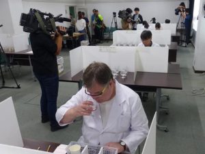 評価員が県内酒造所より出品された泡盛を審査した25年度泡盛鑑評会＝22日、浦添市