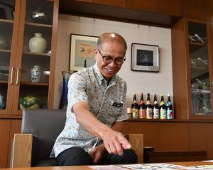 「市長賞」の作品を選ぶ嘉数市長＝11日、市役所
