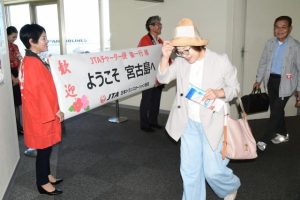 ＪＴＡのチャーター便で宮古島観光に訪れたツアー客ら＝３日、宮古空港