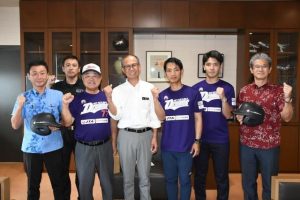 嘉数市長（中央）に宮古から甲子園出場の夢実現に向けて意欲を示す平良会長（中左）ら＝23日、市役所