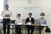 組合役員の不透明な運営方法に疑問を呈する有志会員＝10日、働く女性の家ゆいみなぁ