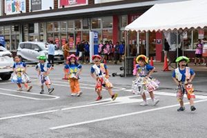 かわいらしいダンスを披露したキッズたいよう保育園の園児たち＝26日、マックスバリュ宮古南店