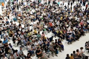 清塚さんのピアノ演奏に多くの人々が集まり耳を傾けた市民フェスティバル＝5日、JTAドーム宮古島