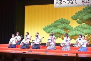 ４校の生徒たちによる三線演奏で幕開けした第31回宮古地区中学校総合文化祭舞台発表の部＝10月31日、マティダ市民劇場