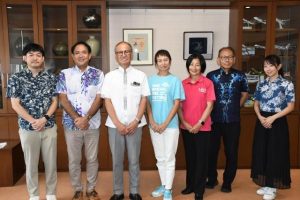 喜友名部長(左から2人目)らが嘉数市長(同3人目)に調査結果などの取り組みを報告した=10月31日、市役所