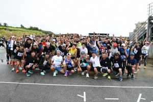 21㌔完走を目指して「ガンバロウ三唱」した最長Ａコースの選手ら＝19日、宮古製糖城辺工場