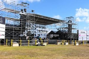 会場ではステージや屋台などの準備が進められていた＝17日、トゥリバー海浜公園