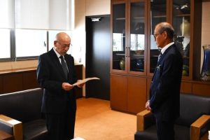 嘉数市長に答申する庄司副会長（左）＝30日、市役所