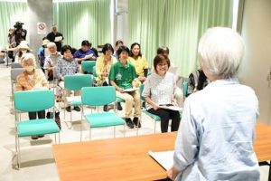 方言の発音を聞いて唱和する参加者＝12日、市未来創造センター